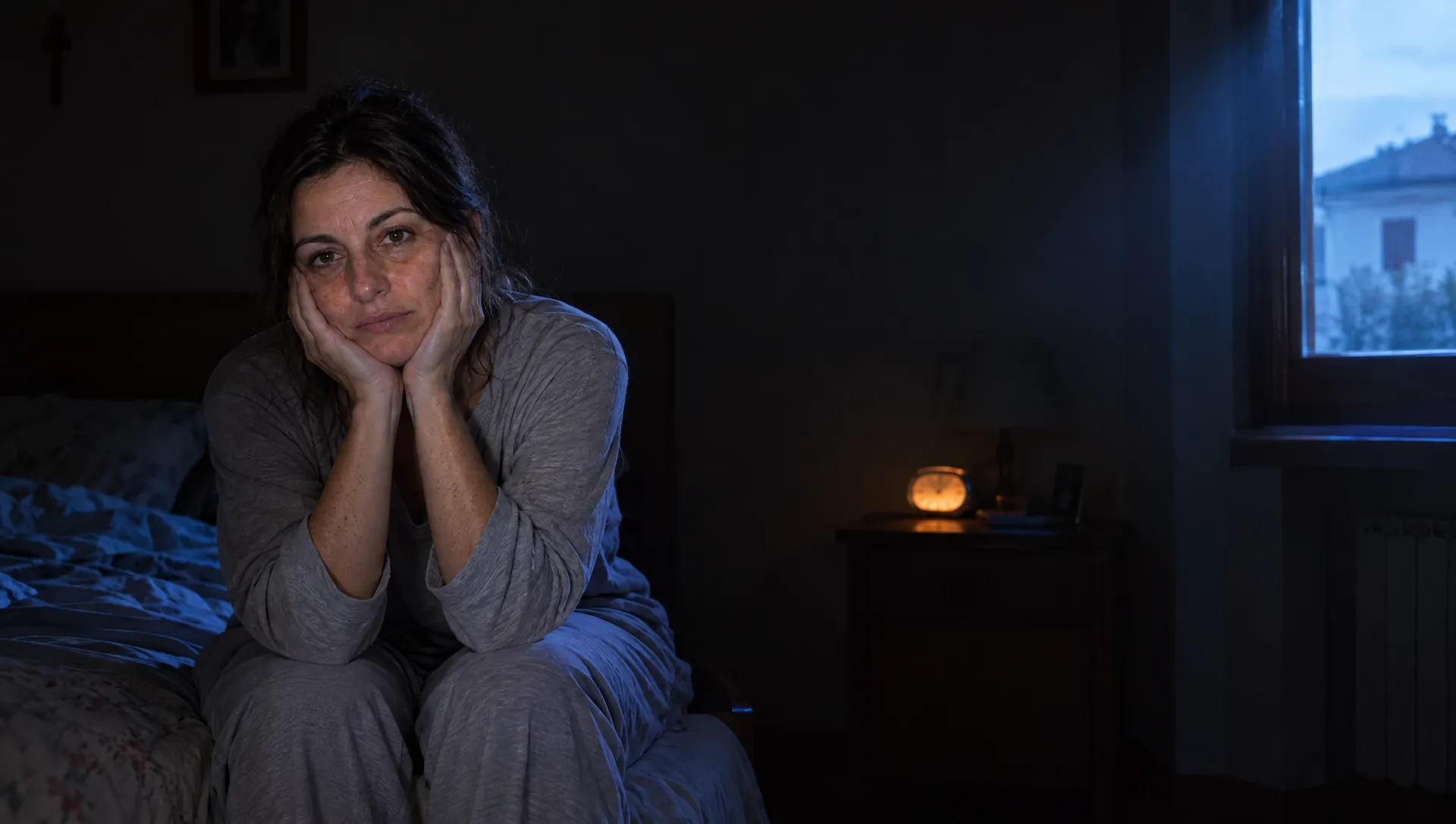 Chiara alle 6:30 seduta sul letto, sfinita